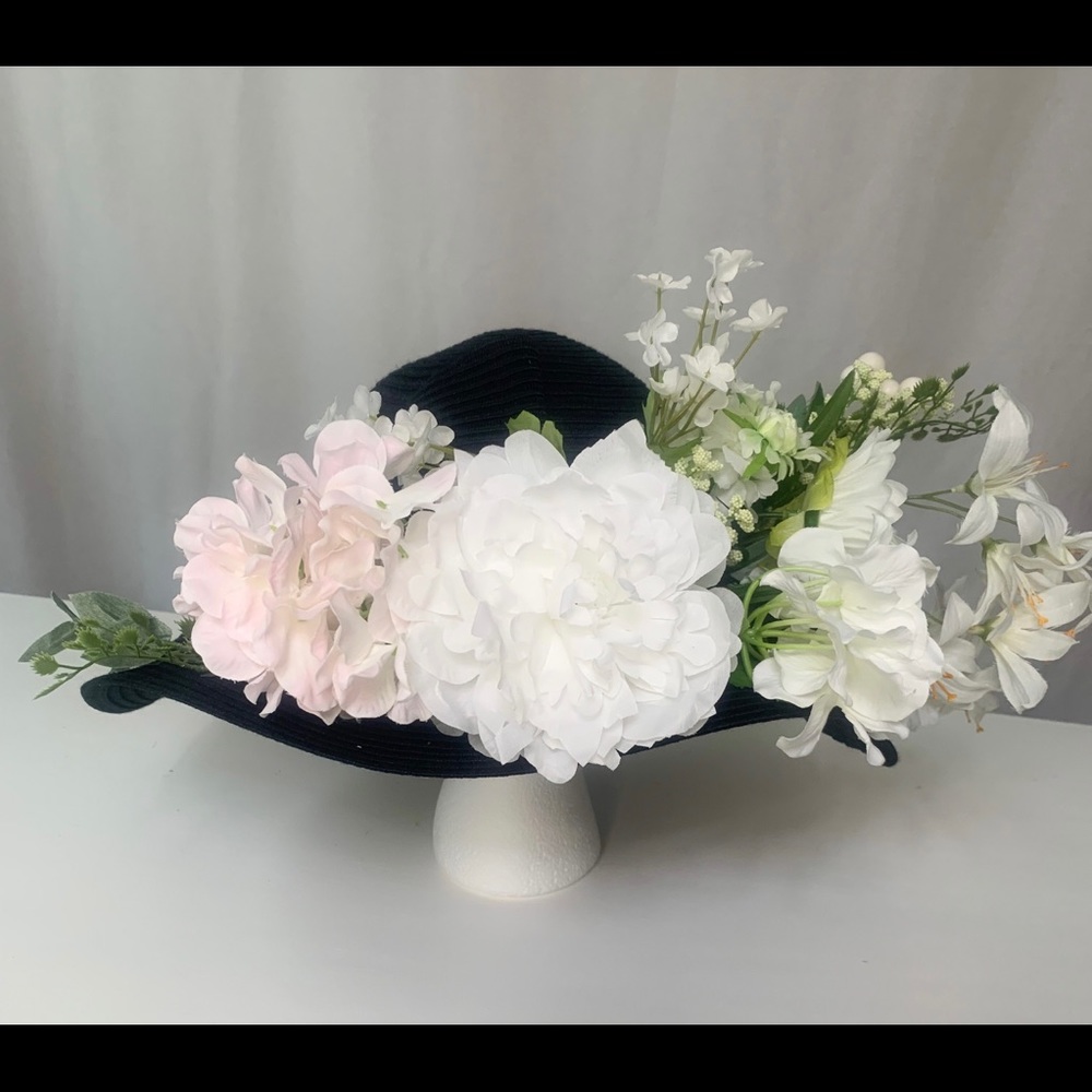 NEW custom designed black bow hat with white flowers for Derby / Steeplechase 🤍